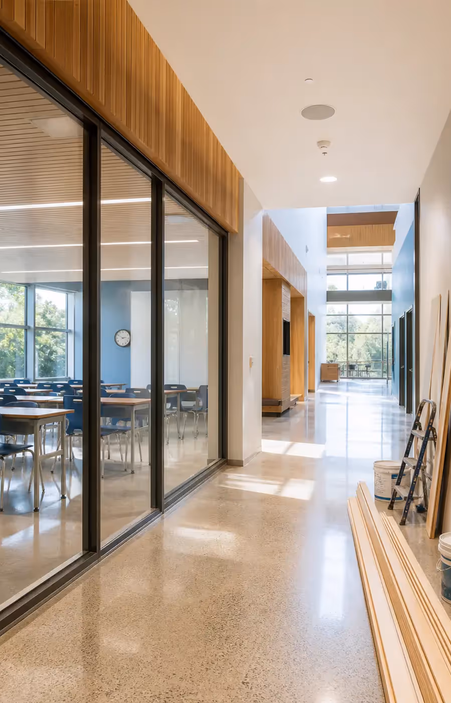 Aula remodelada por RV Ingenieros en institución educativa salvadoreña